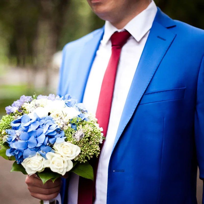 Голубой костюм жениха